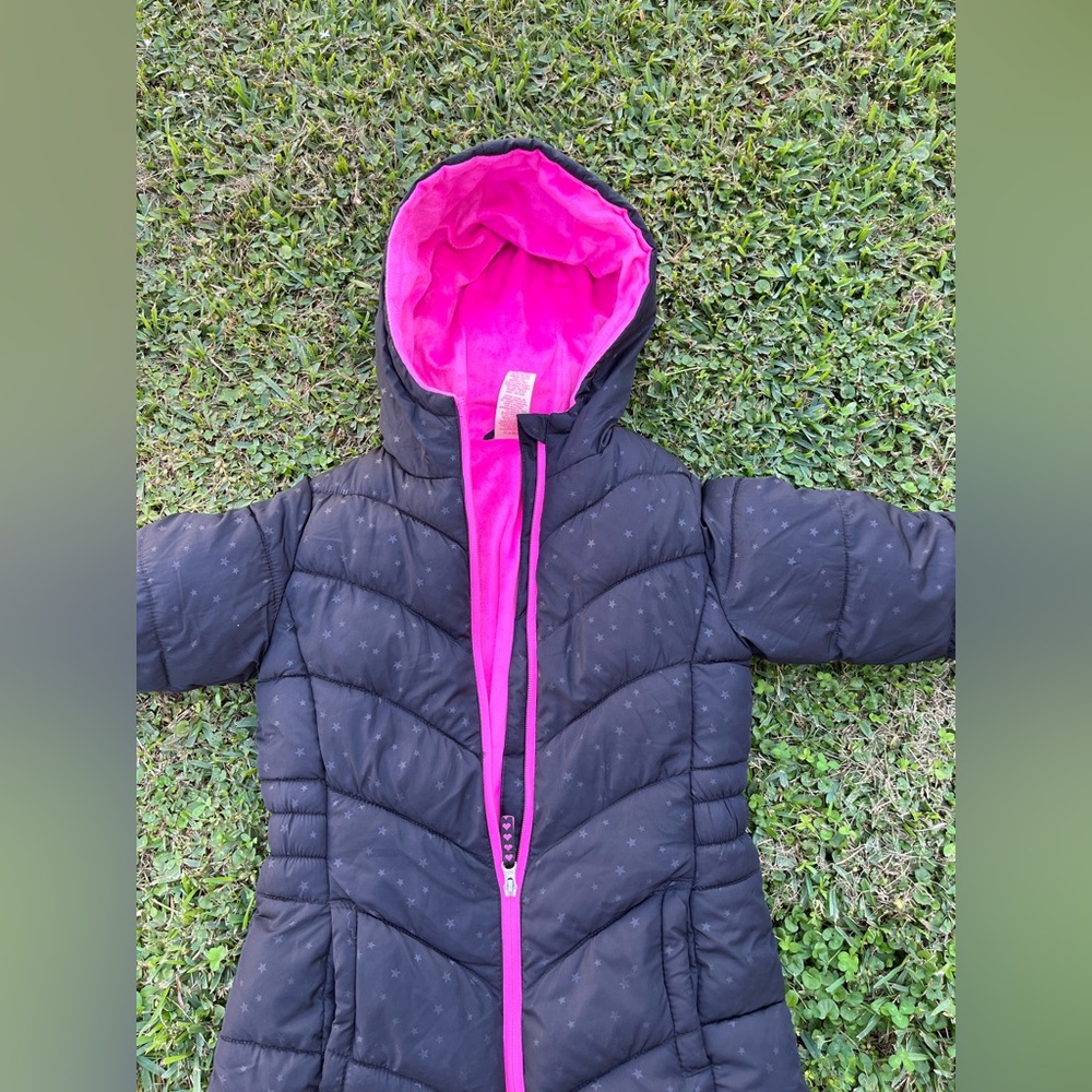 Beautiful jacket for this winter, open, has a plush lining black y pink